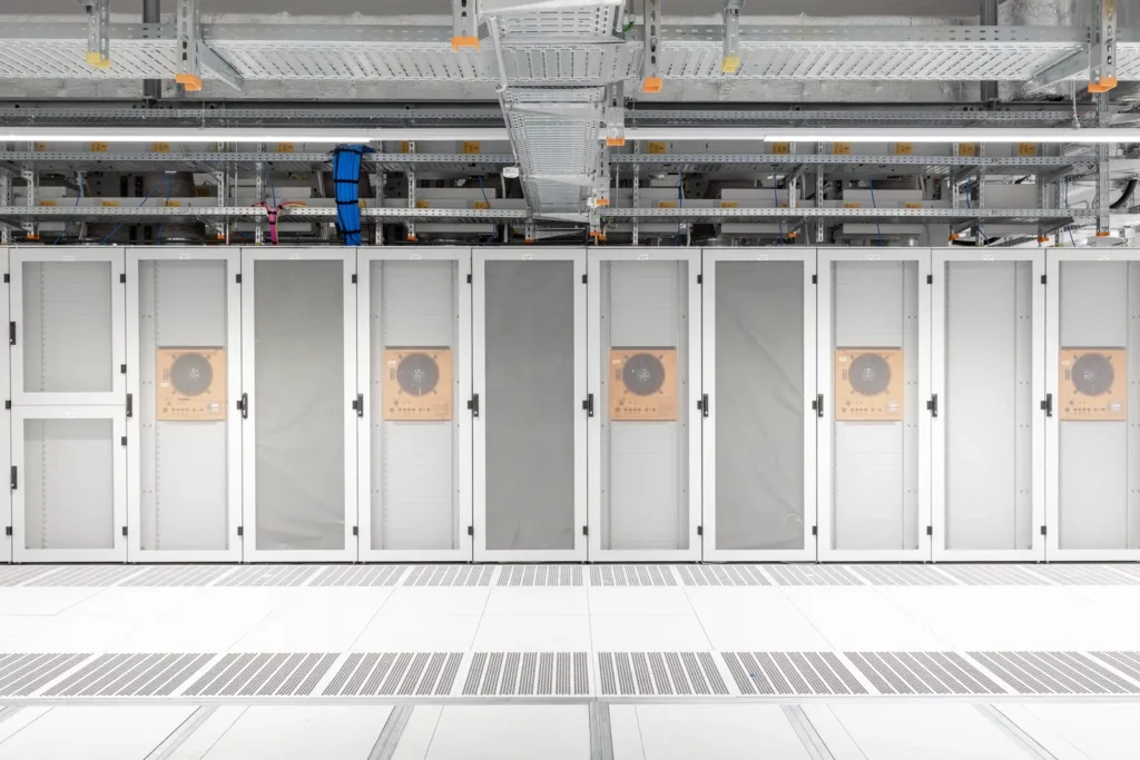 Ein moderner Serverraum mit weißen Server-Racks