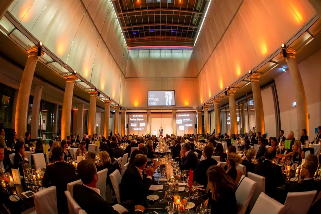 Elegante Gala in festlich beleuchtetem Saal mit vielen Gästen