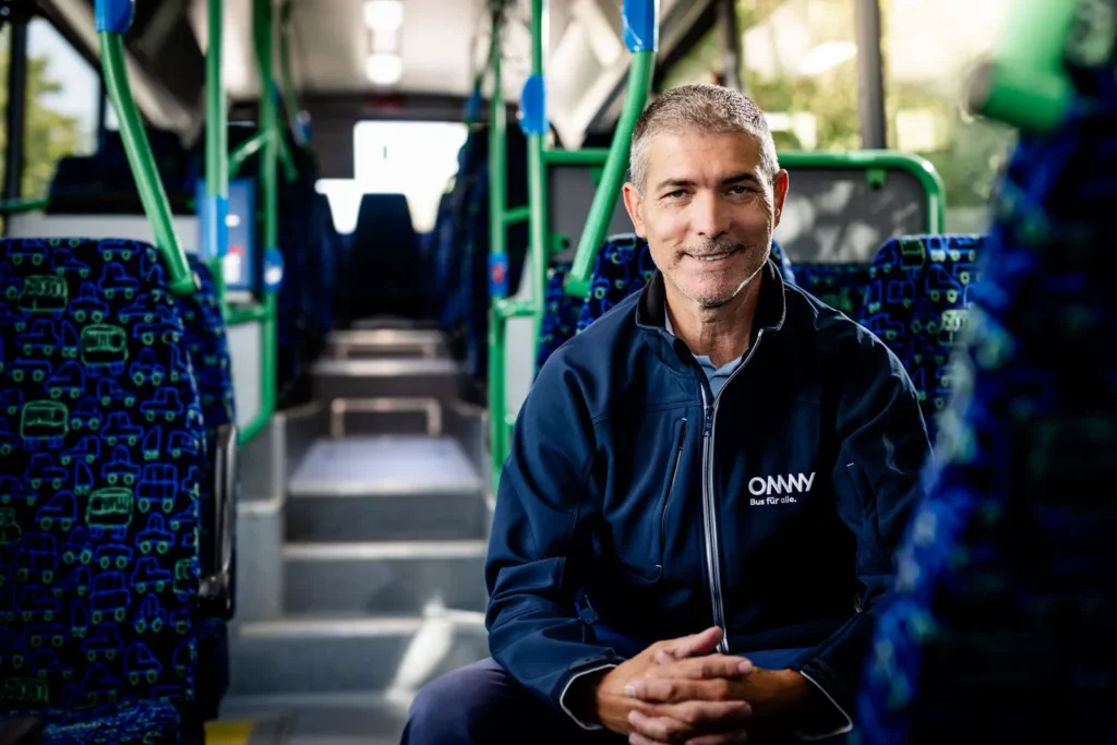 Mann in Uniform sitzt in einem leeren Bus