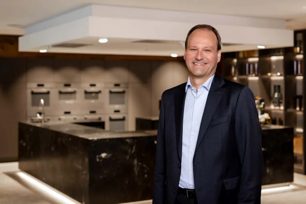 Lächelnder Geschäftsmann in modernem Büro