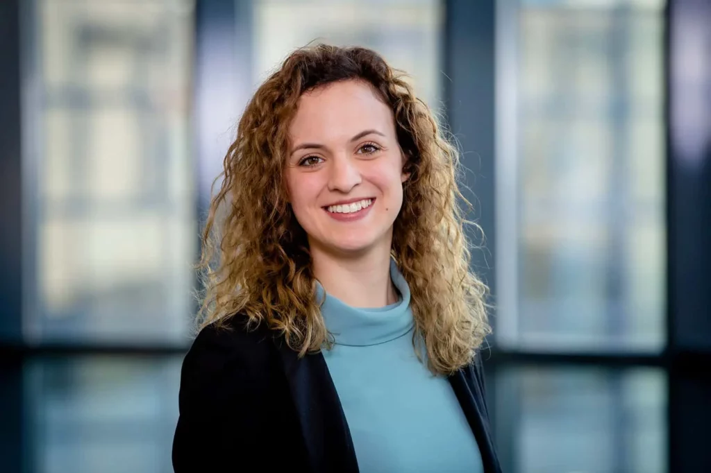 Junge Frau mit lockigen Haaren in Büro