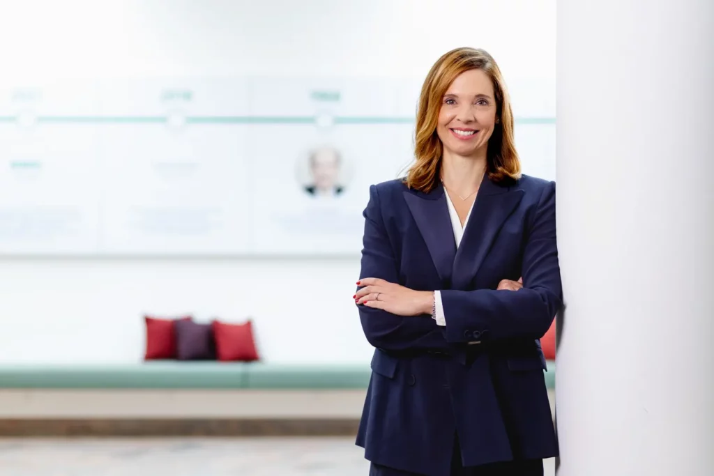 Geschäftsfrau in Büro mit professionellem Lächeln posiert