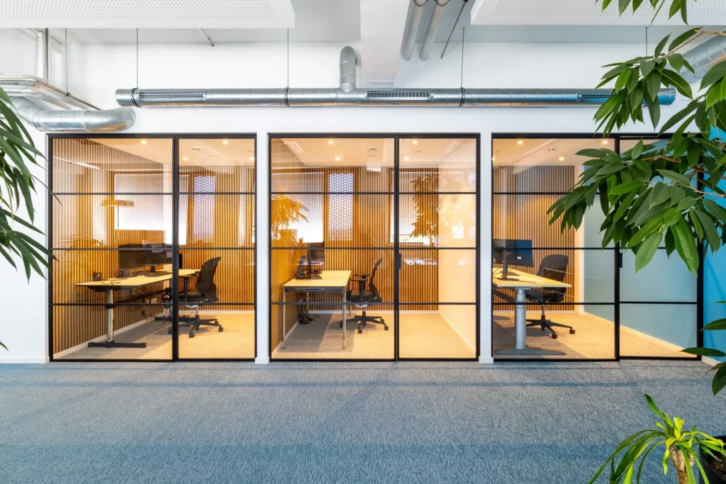 Modernes Büro mit Glaswänden und ergonomischen Arbeitsplätzen