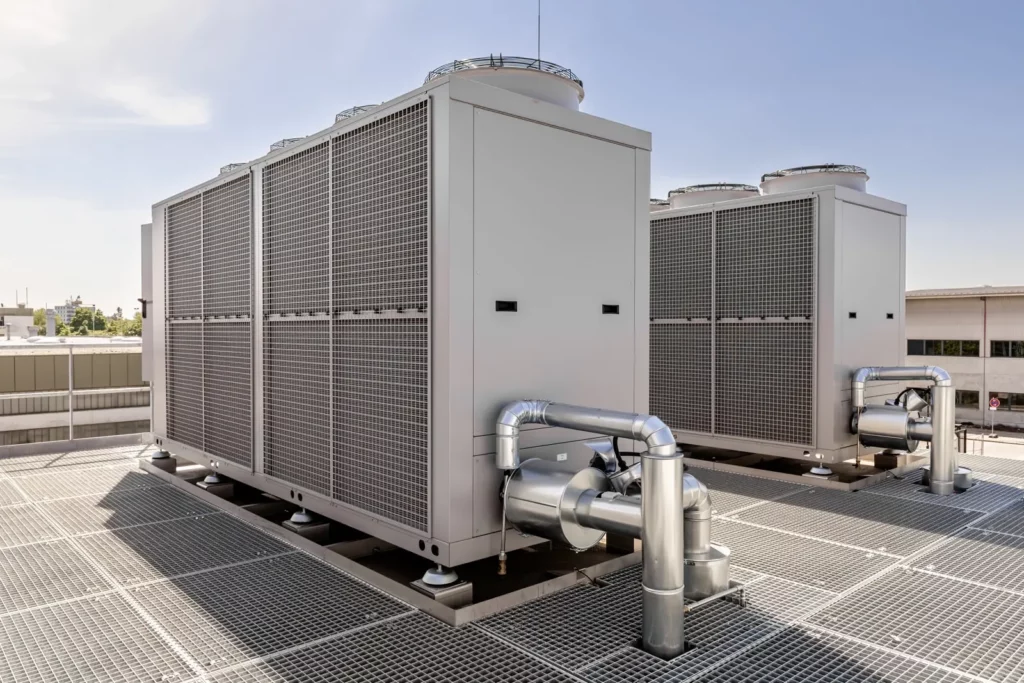 Industrieklimaanlagen auf einem Gebäudedach