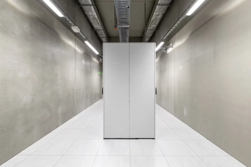 Leerer Korridor in einem modernen Serverraum