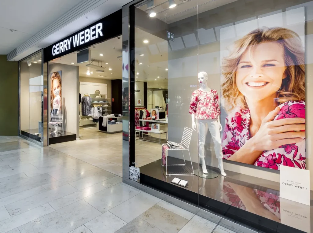 Einkaufszentrum mit Gerry Weber Ladenfront und Schaufensterpuppe in moderner Mode