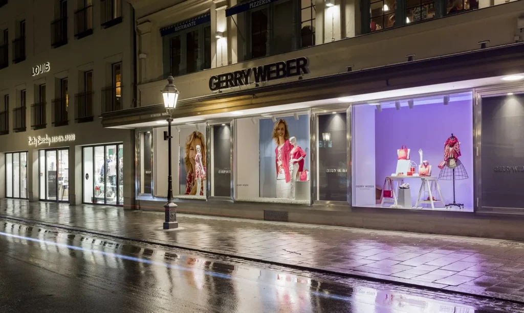 Gerry Weber Modegeschäft bei Nacht in einer belebten Straße