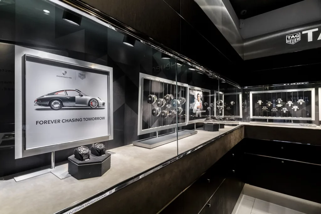 Luxuriöse Uhrendisplays in exklusivem Tag Heuer Shop