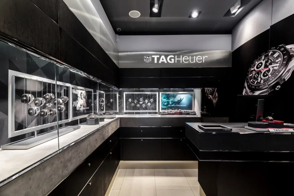 Luxuriöse TAG Heuer Uhrenausstellung in modernem Geschäft