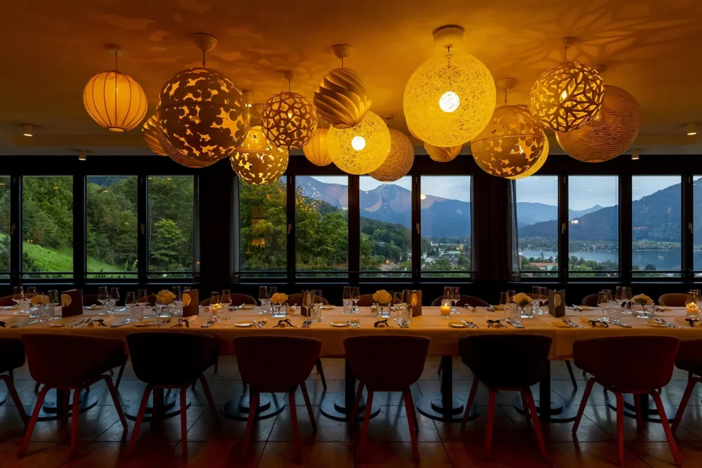 Elegantes Restaurant mit Blick auf die Berge bei Dämmerung