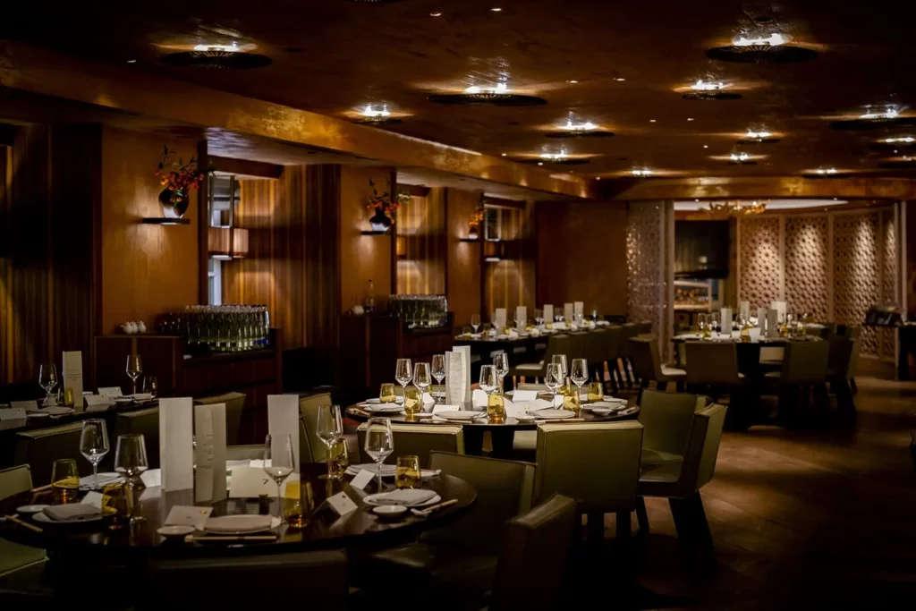 Elegantes Restaurant mit gedämpfter Beleuchtung und stilvoller Einrichtung