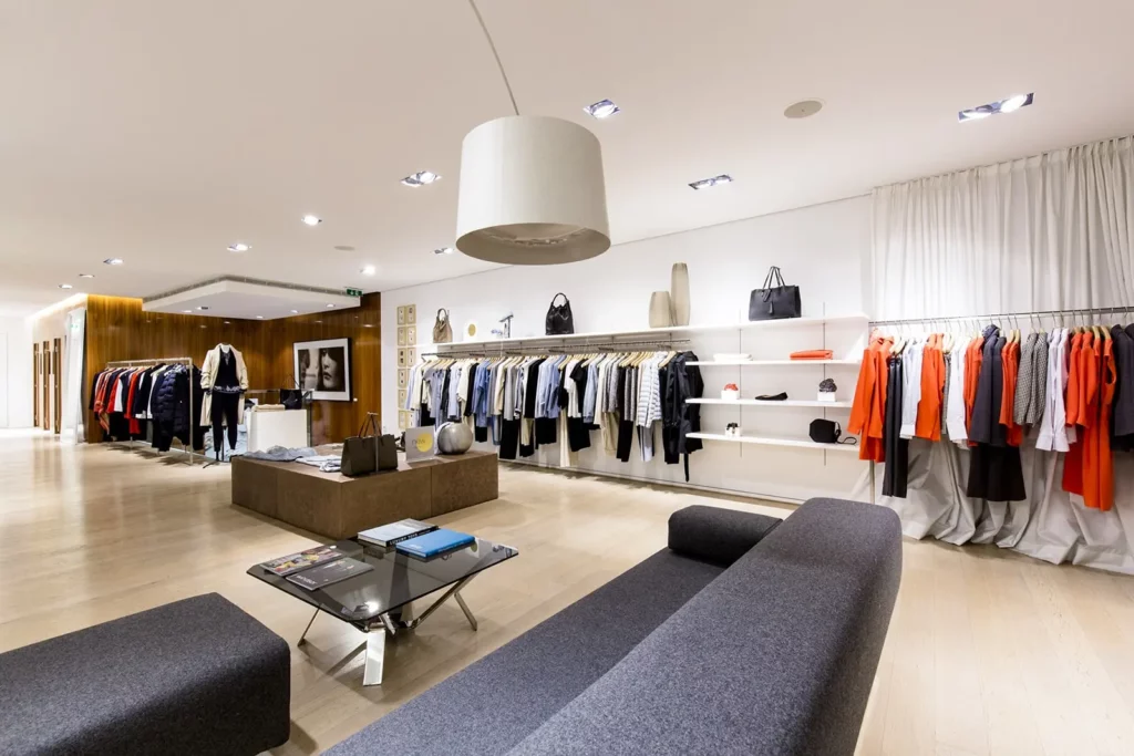Moderner Modegeschäft mit eleganter Kleidung und stilvollem Interieur