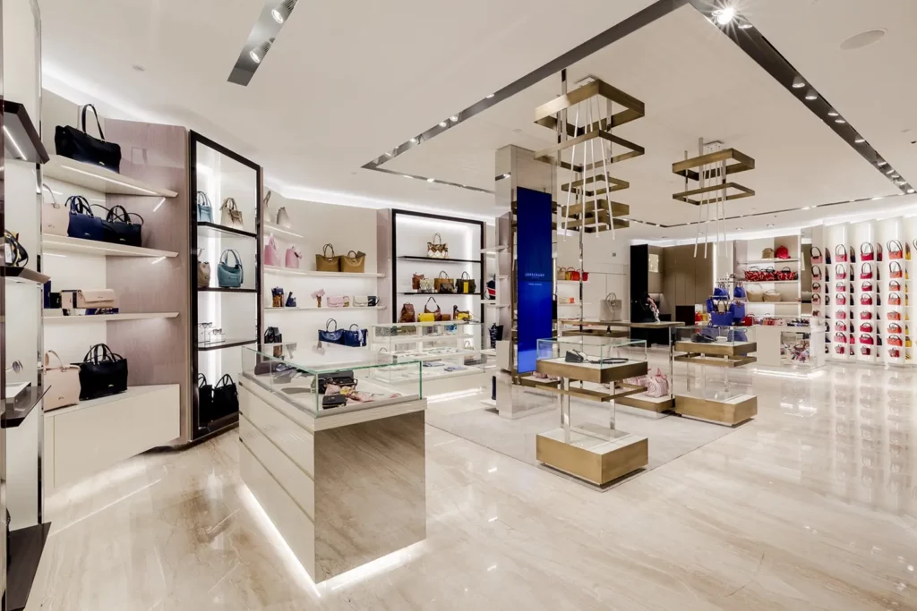 Luxuriöser Laden mit Designerhandtaschen und eleganter Einrichtung