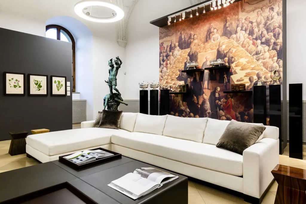 Helles Wohnzimmer mit Kunstwerken und skulpturalem Design