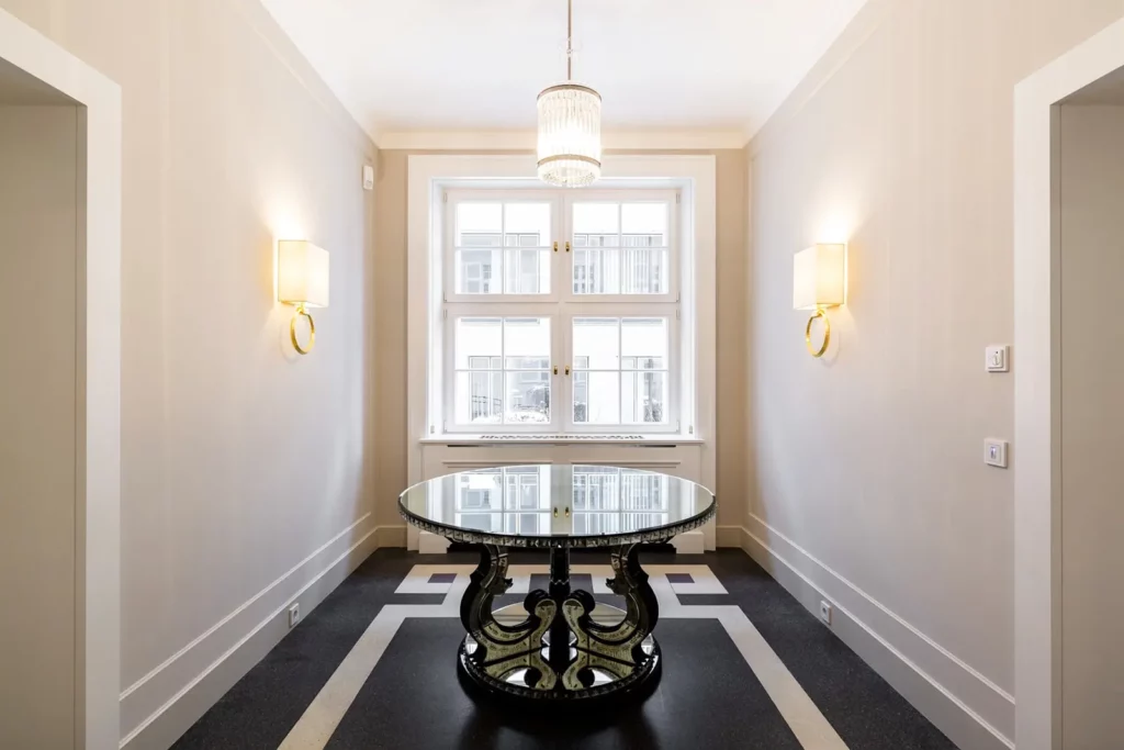 Eleganter Flur mit Glas-Esstisch und großer Fensterfront