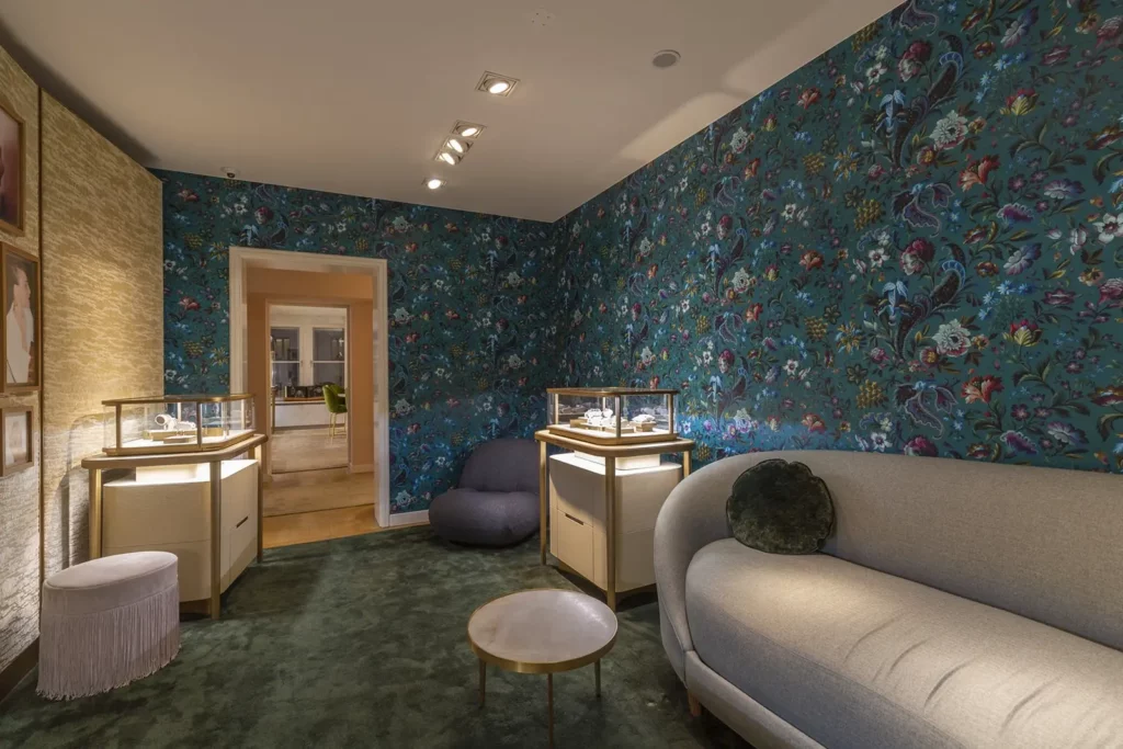 Eleganter Innenraum mit floralem Tapetendesign und moderner Einrichtung