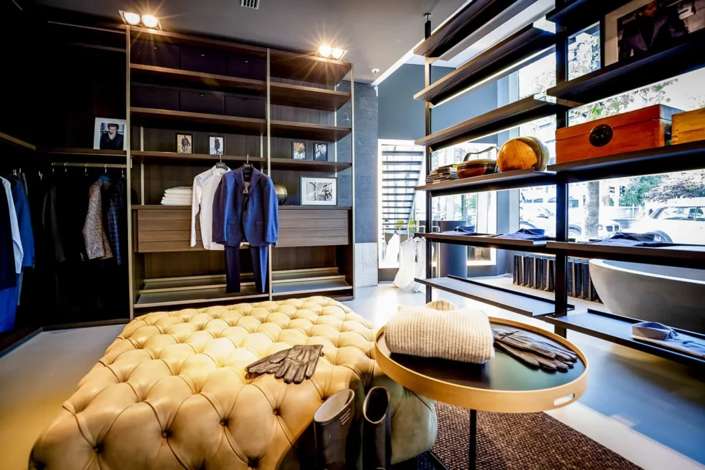 Luxuriöser Herrenbekleidungsladen mit Anzug, bequemem Sofa und eleganter Inneneinrichtung