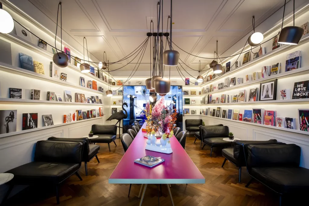 Moderner Leseraum mit Tisch, Büchern und Dekoration, stilvolles Innendesign