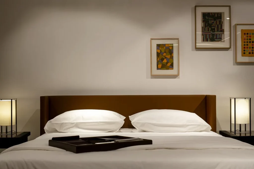 Modernes Schlafzimmerinterieur mit Doppelbett und stilvollen Kunstwerken