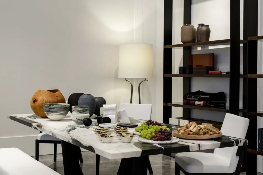 Modernes Esszimmer mit Marmortisch und Dekorationen