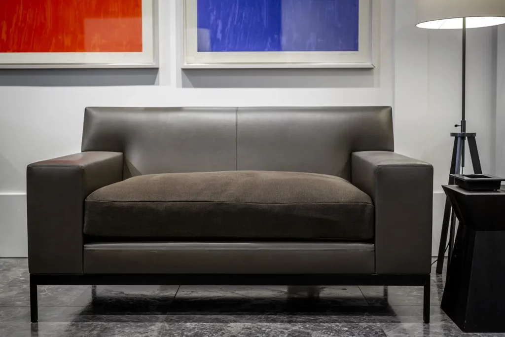 Moderner Ledersessel in elegantem Wohnzimmer mit Kunstwerken