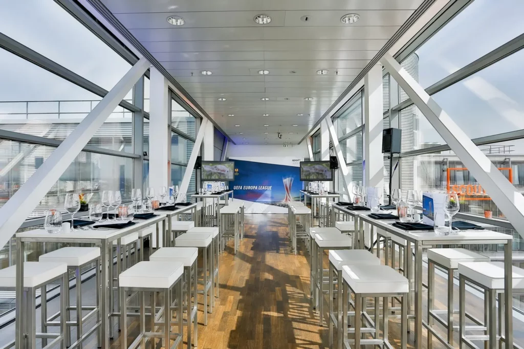 Moderner Konferenzraum mit hohen Tischen und Panoramafenstern im Industriedesign