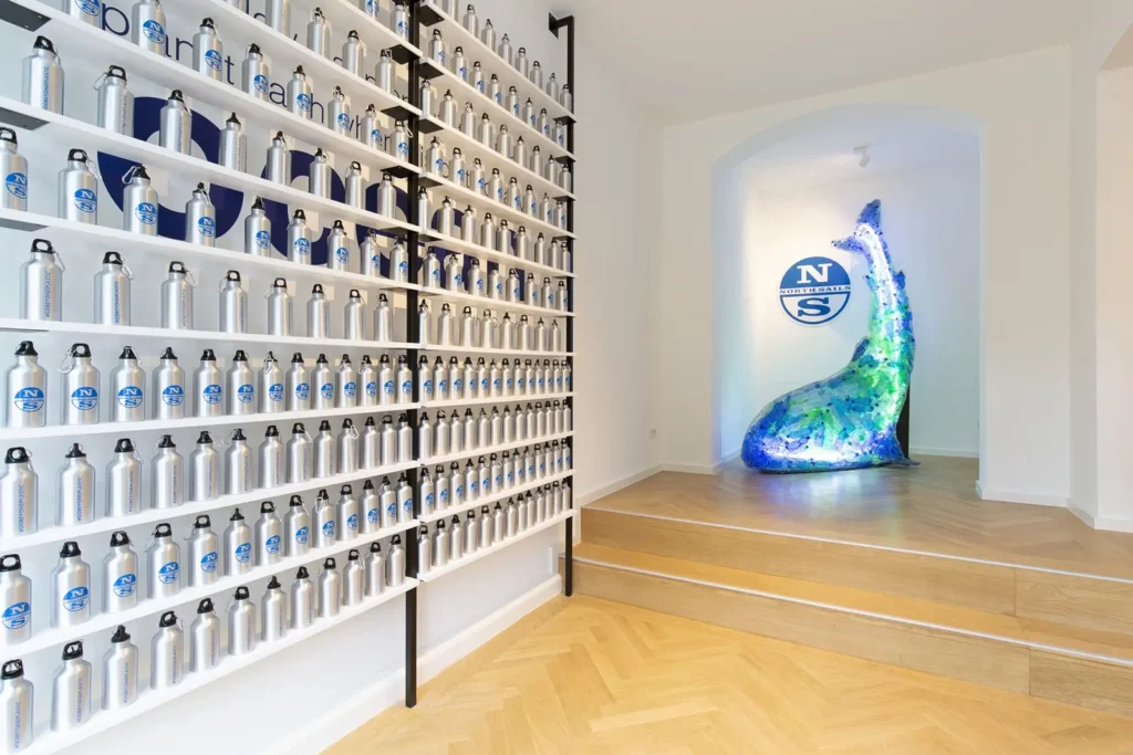 Innenraum mit Wasserflaschenwand und kunstvoll beleuchtetem Seelöwen