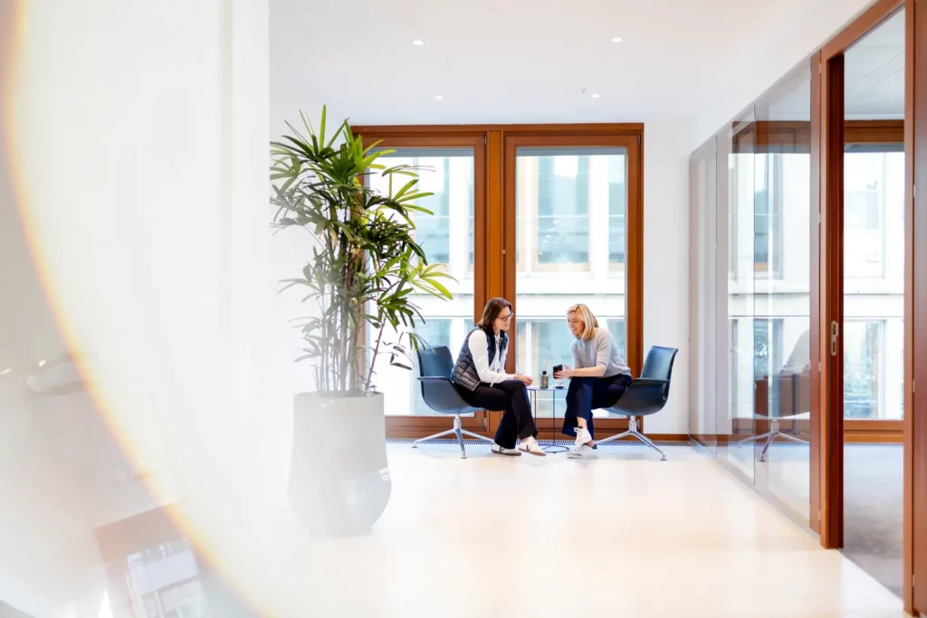 Zwei Frauen besprechen Geschäftliches in modernem Büro