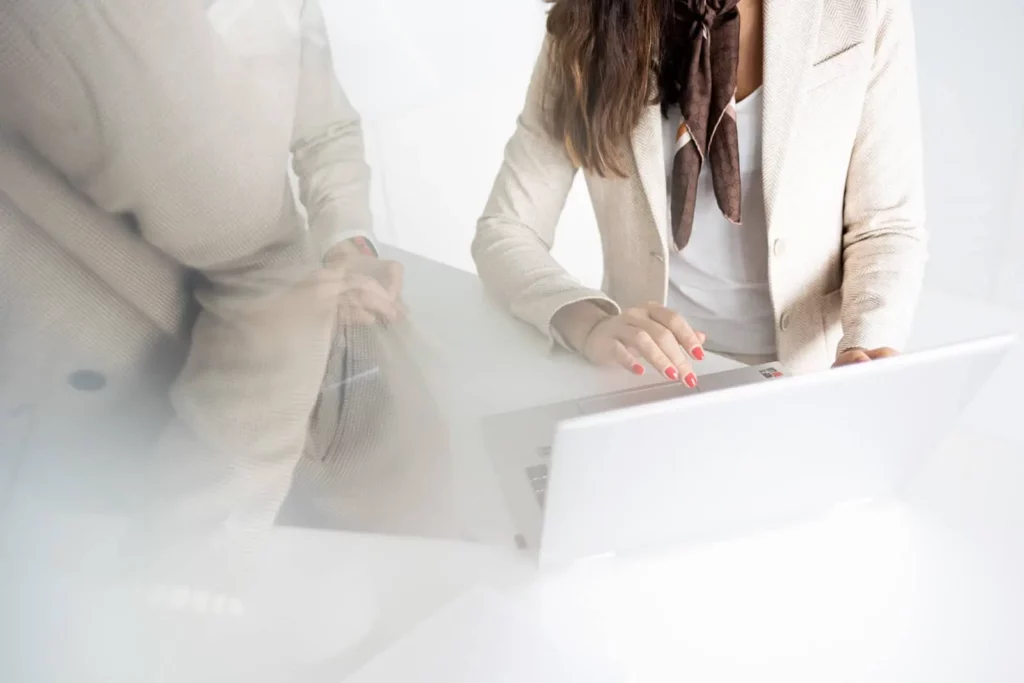 Frau in Business-Kleidung arbeitet am Laptop