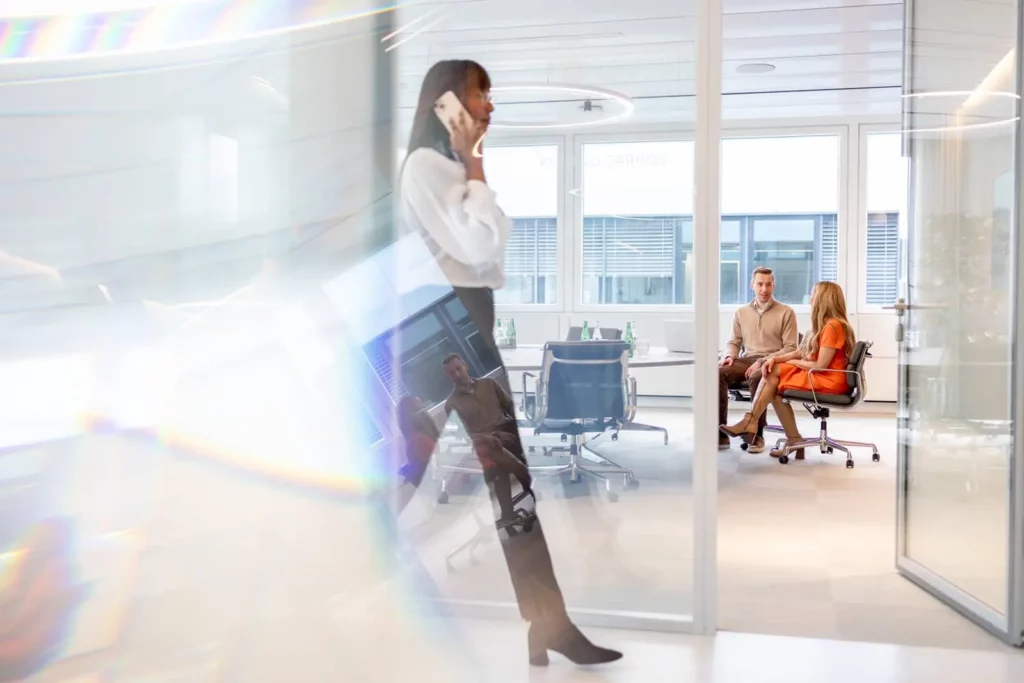 Geschäftsleute in einem modernen Büro, Besprechung im Konferenzraum