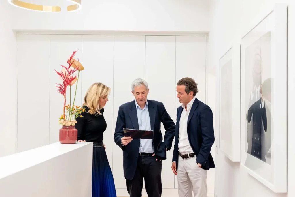 Drei Personen diskutieren in einem modernen Büro