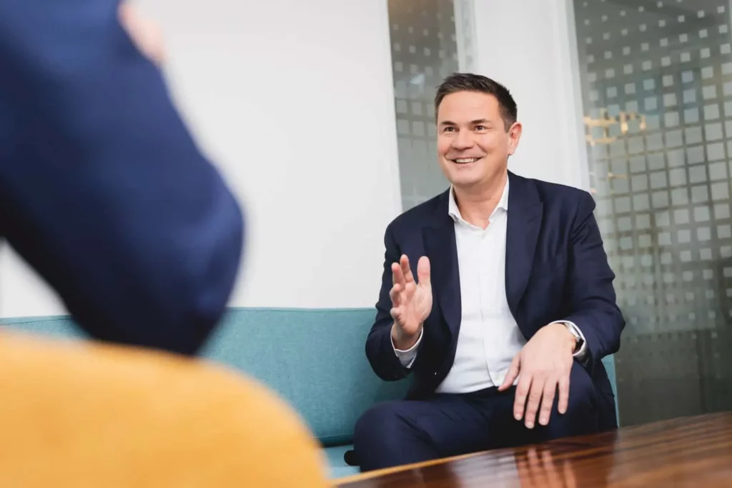 Geschäftsmann in Anzug bei einem Meeting im Büro