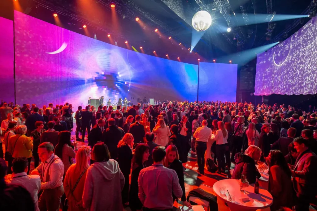 Großes Event mit vielen Menschen in bunter Lichtszene