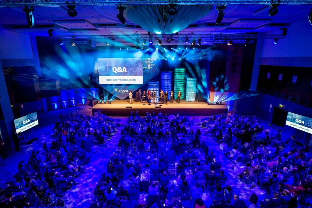 Konferenzsaal während einer Unternehmensveranstaltung mit Bühne und Publikum