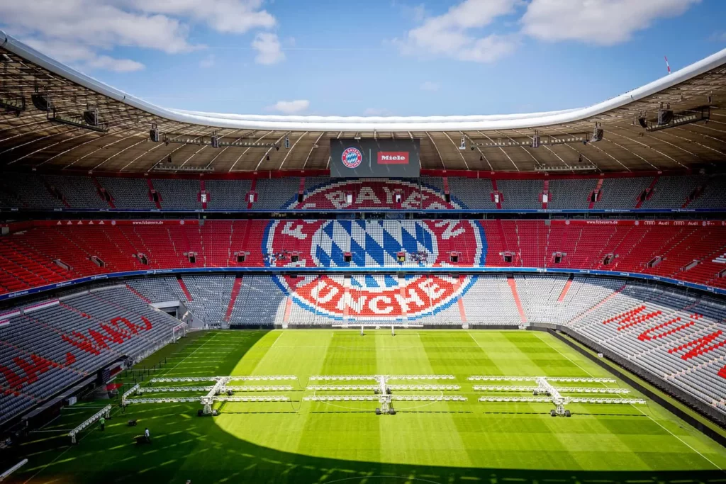 Allianz Arena des FC Bayern München, leeres Stadion mit Rasenplatz