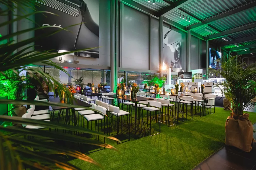 Modernes Autohaus mit grüner Beleuchtung und eleganter Innenraumgestaltung