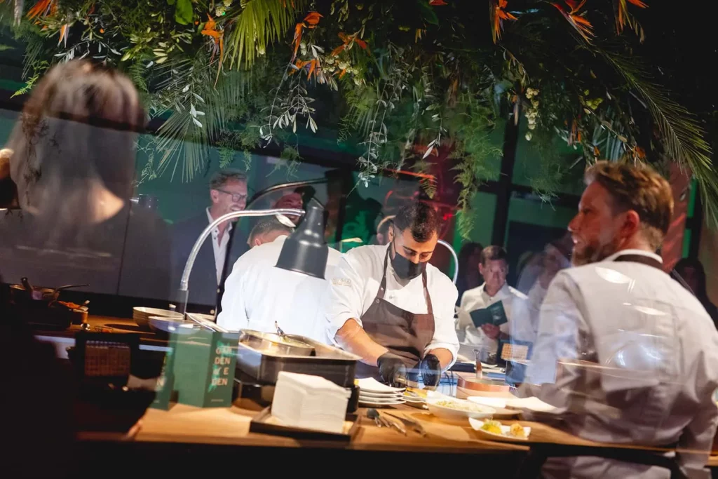 Köche bereiten exquisites Gericht auf elegantem Event zu