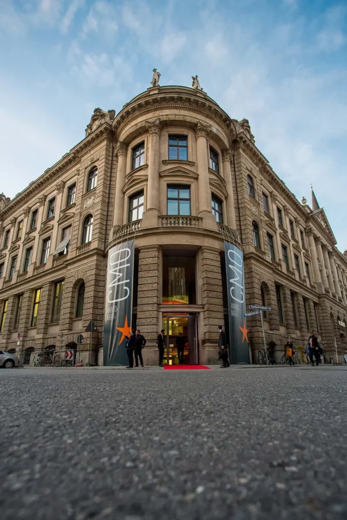 Historisches Gebäude mit rotem Teppich entrappt, München, Deutschland