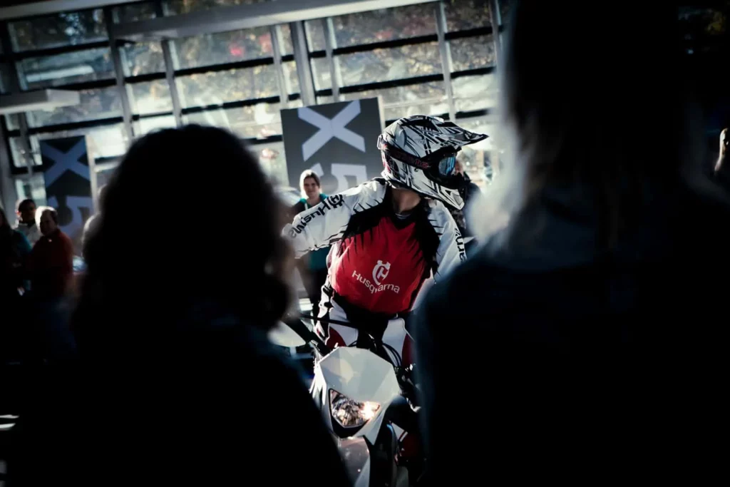 Motorradfahrer auf Messe in einer hellen Halle