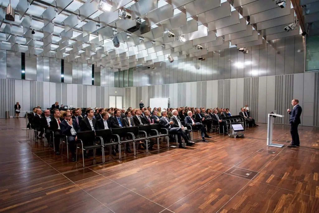 Konferenzraum mit vielen Teilnehmern bei einer Präsentation