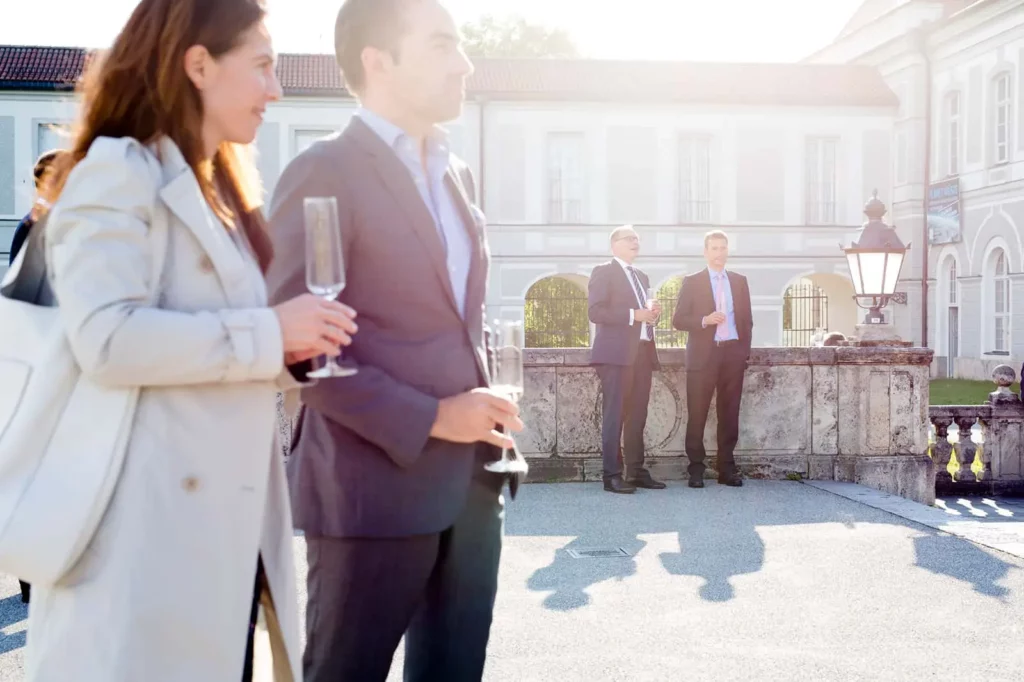 Menschen im formellen Gespräch bei einer Outdoor-Veranstaltung