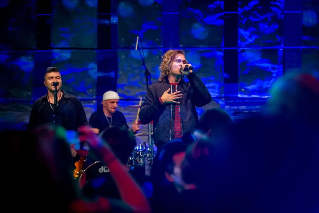 Live-Auftritt einer Band mit drei Musikern auf der Bühne