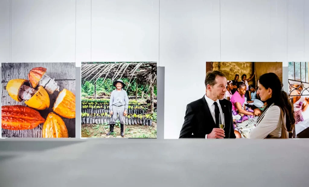 Kunstgalerie mit Fotografien von Kakaobohnen und Kakaoarbeitern