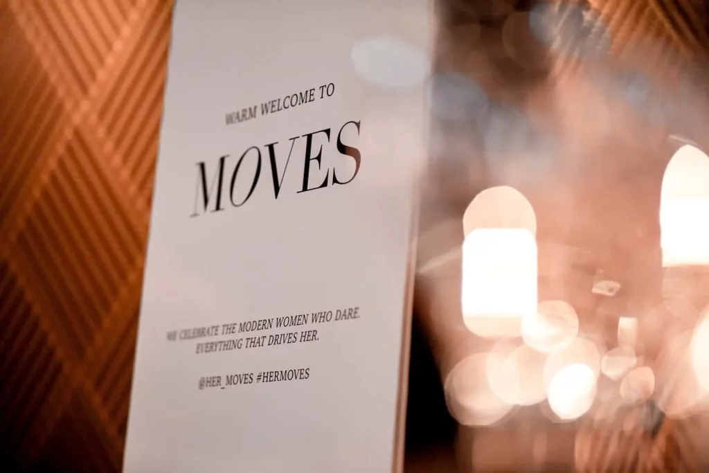 Elegantes Plakat mit WELCOME TO MOVES Schriftzug