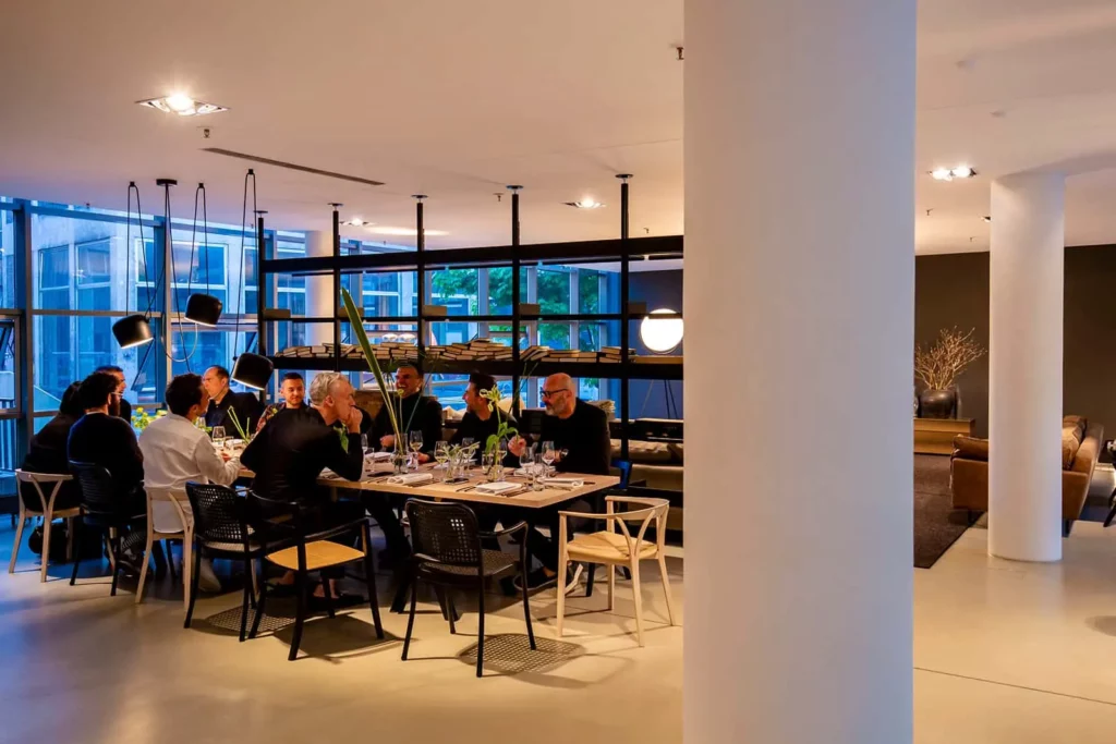 Elegantes Restaurant mit Gästen, modernes Design und schickes Ambiente