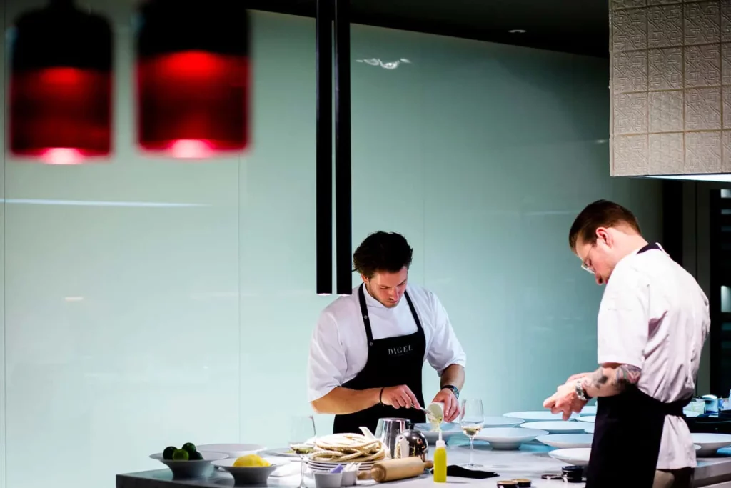 Köche bereiten Gerichte in moderner Küche vor