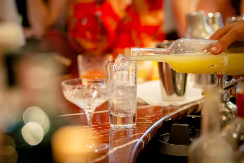 Cocktailzubereitung an einer Bar mit frischen Zutaten