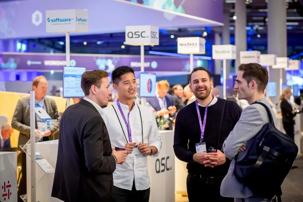 Männer sprechen auf einer Technologiekonferenz