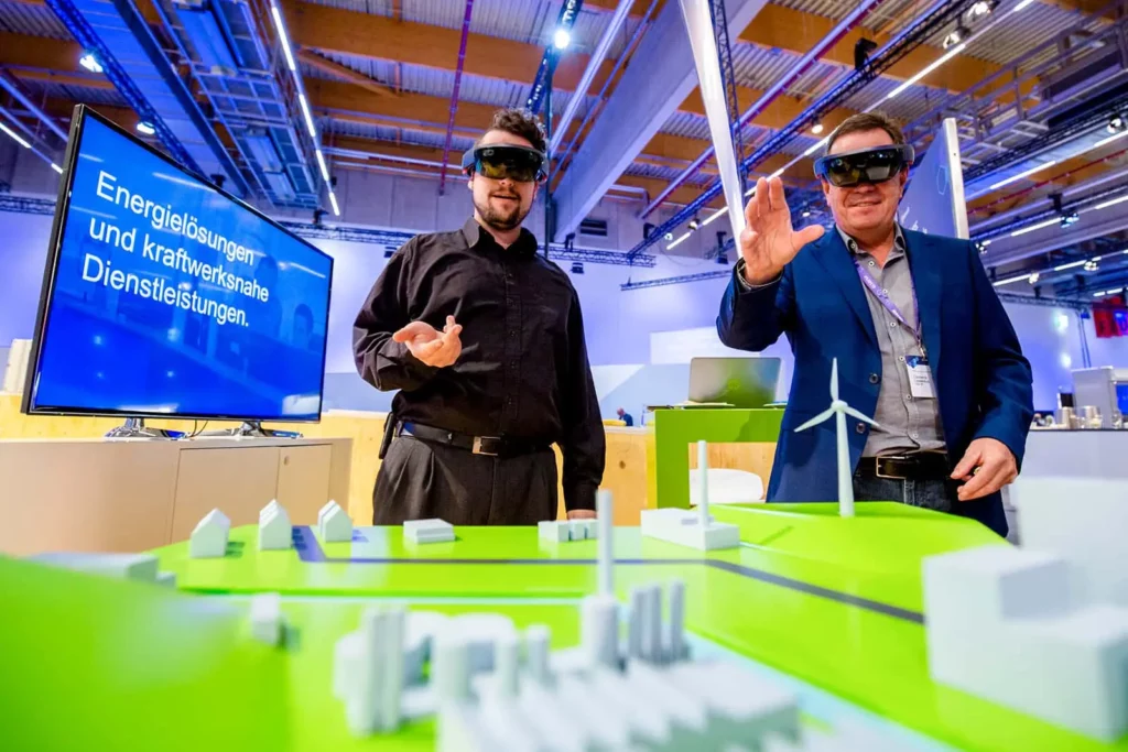 Männer mit VR-Brillen beim virtuellen Modell präsentiere