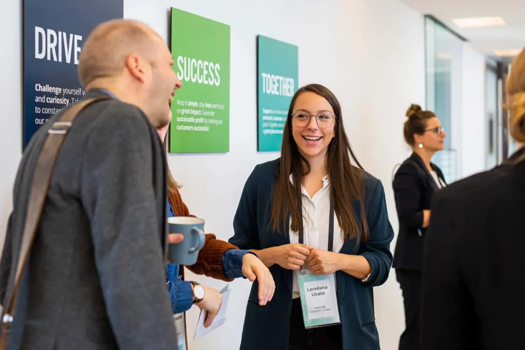 Geschäftsleute unterhalten sich in einem modernen Büroflur